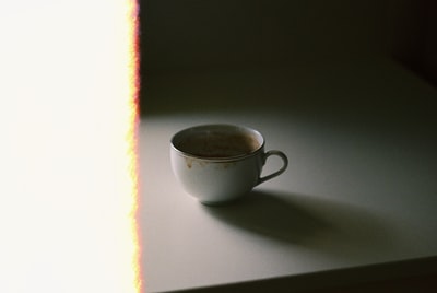 白桌子上的白色陶瓷茶杯